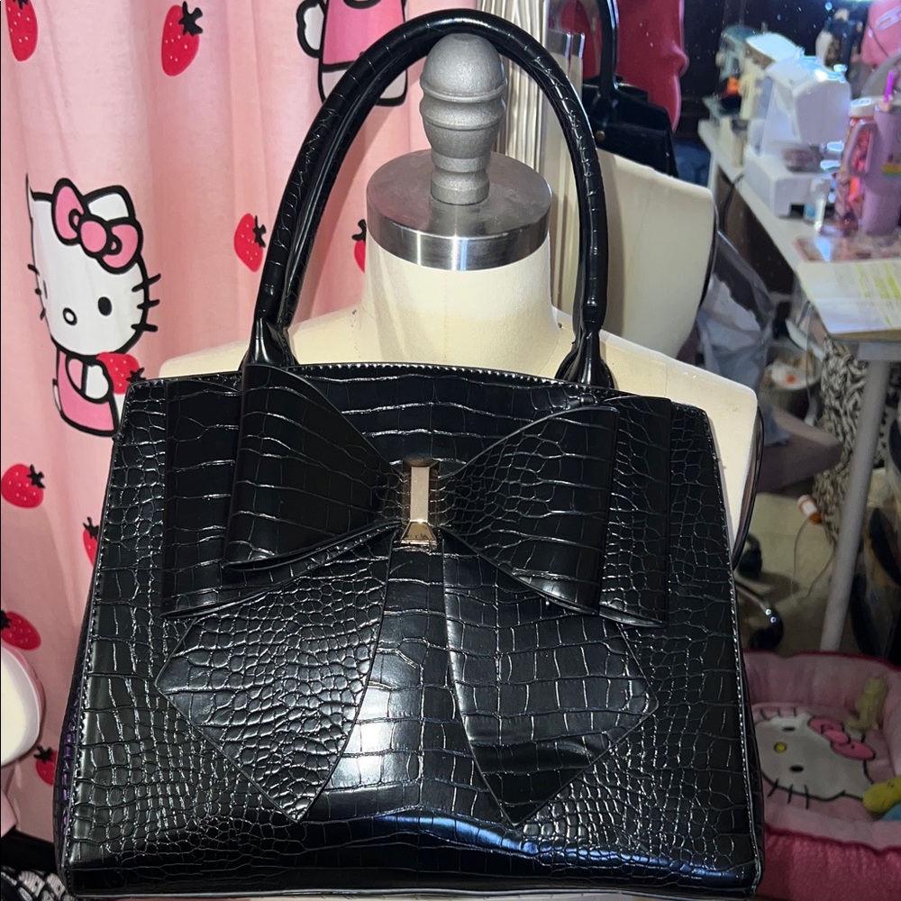 Elegant Black Crocodile Pattern Handbag